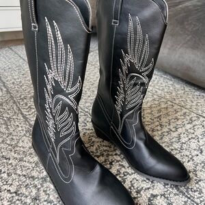 Black cowboy boots. Size US 10.5. European 42.🤠